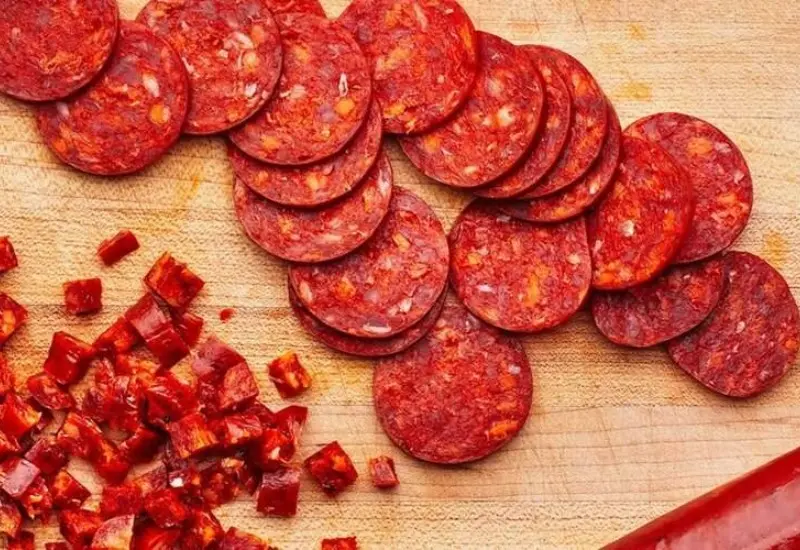 Pepperoni? Kh&aacute;m ph&aacute; loại x&uacute;c x&iacute;ch cay hấp dẫn g&acirc;y sốt 2