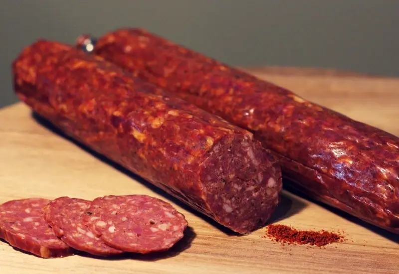 Pepperoni? Kh&aacute;m ph&aacute; loại x&uacute;c x&iacute;ch cay hấp dẫn g&acirc;y sốt 5