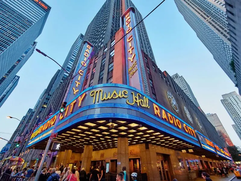 Lạc lối ở Rockefeller Center: Ốc đảo văn h&oacute;a giữa l&ograve;ng New York 6