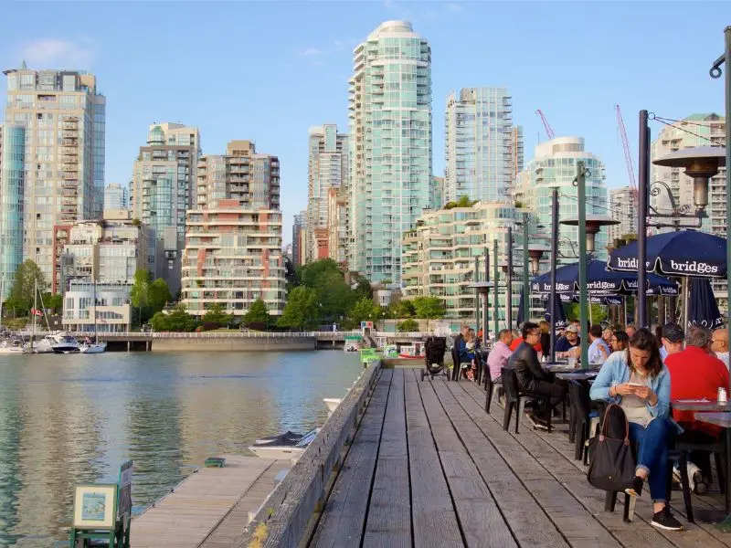 Một ng&agrave;y tr&ecirc;n đảo Granville ở Canada: Những hoạt động kh&ocirc;ng thể bỏ qua 2