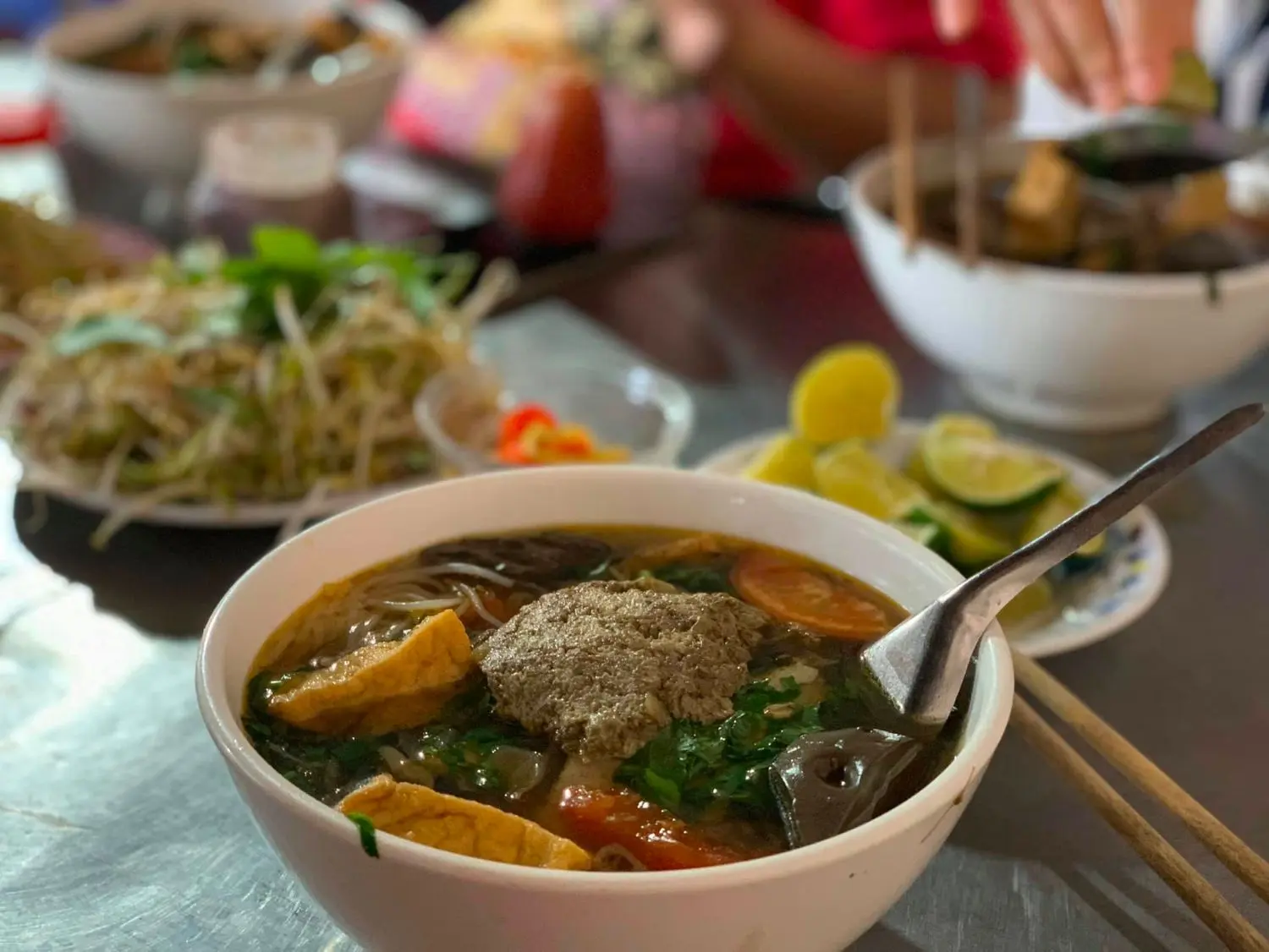 Đặc sắc qu&aacute;n B&uacute;n ri&ecirc;u B&agrave; 2 Khi&ecirc;m C&ocirc;n Đảo đốn tim thực kh&aacute;ch phương xa 5