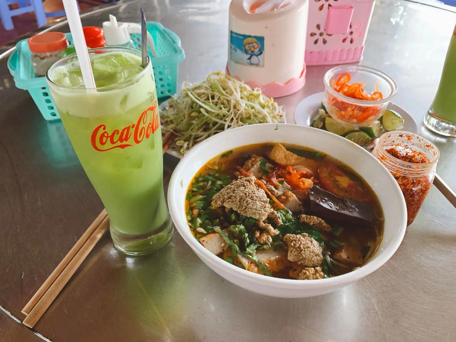 Đặc sắc qu&aacute;n B&uacute;n ri&ecirc;u B&agrave; 2 Khi&ecirc;m C&ocirc;n Đảo đốn tim thực kh&aacute;ch phương xa 3