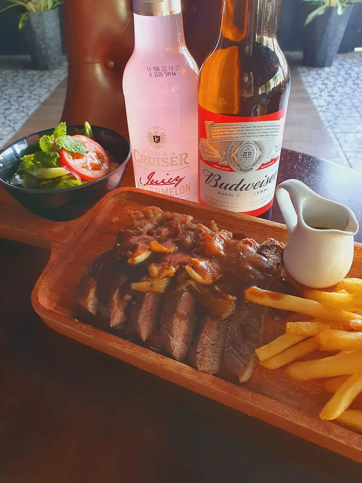 Đến với Kwai's Bistro Con Dao để chill trong kh&ocirc;ng gian ấm c&uacute;ng v&agrave; lung linh 7