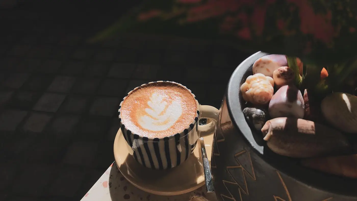 Gh&eacute; Infiniti Cafe Restro C&ocirc;n Đảo tận hưởng kh&ocirc;ng gian s&acirc;n vườn tuyệt đẹp 5