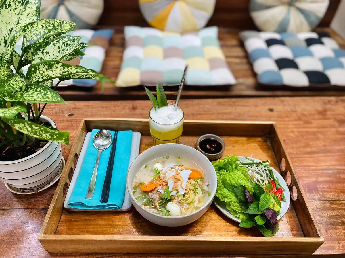Gh&eacute; Infiniti Cafe Restro C&ocirc;n Đảo tận hưởng kh&ocirc;ng gian s&acirc;n vườn tuyệt đẹp 9