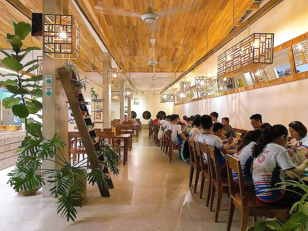 Gh&eacute; Infiniti Cafe Restro C&ocirc;n Đảo tận hưởng kh&ocirc;ng gian s&acirc;n vườn tuyệt đẹp 4
