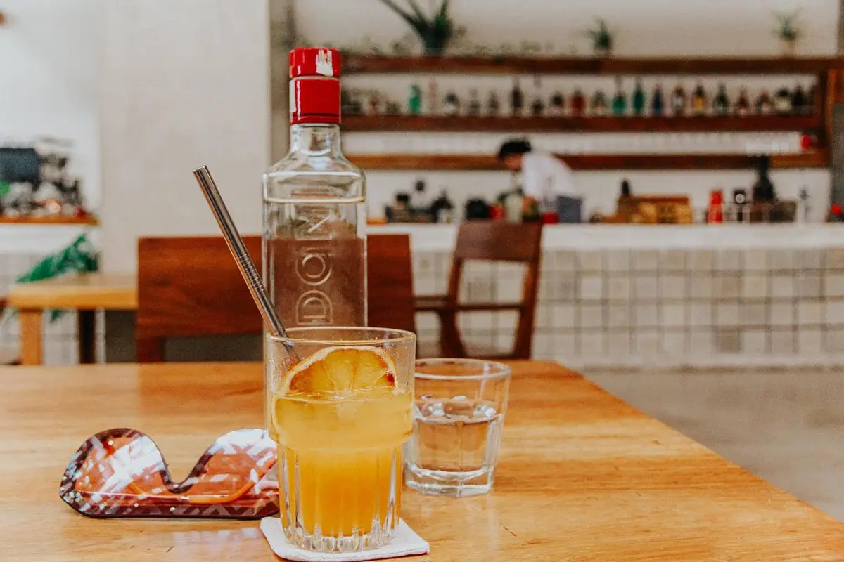 Gh&eacute; Infiniti Cafe Restro C&ocirc;n Đảo tận hưởng kh&ocirc;ng gian s&acirc;n vườn tuyệt đẹp 7