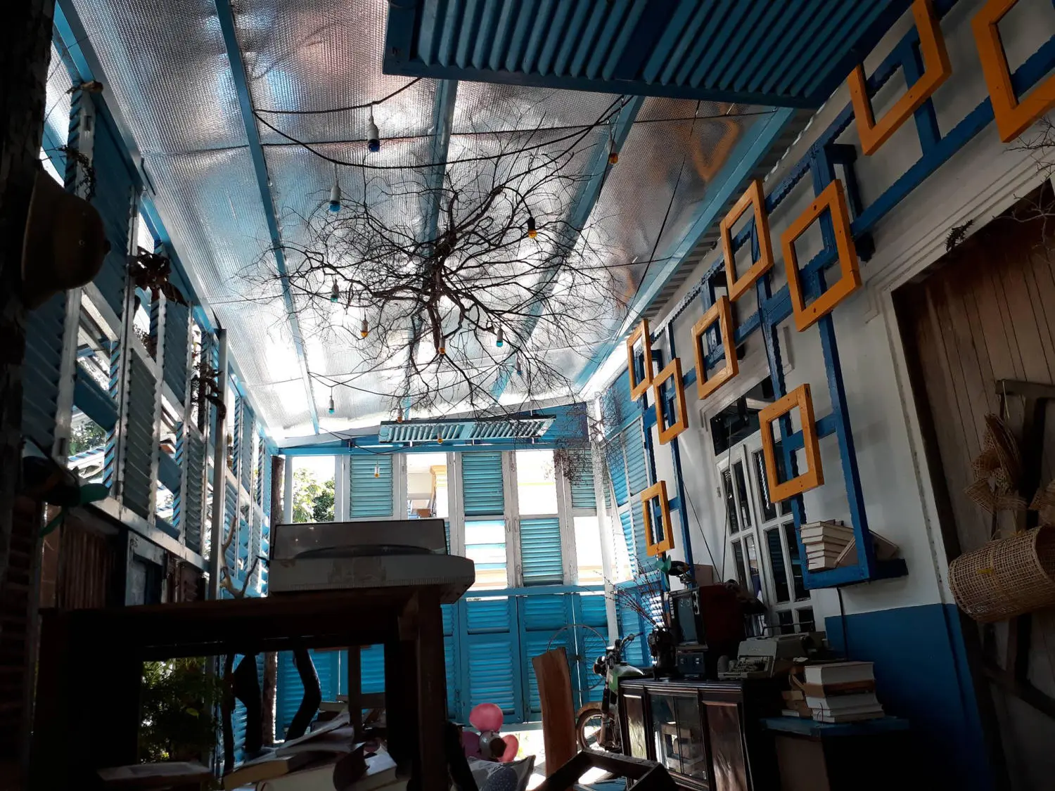 Phi&ecirc;n Kh&uacute;c Cafe C&ocirc;n Đảo, kh&ocirc;ng gian ho&agrave;i cổ giữa l&ograve;ng th&agrave;nh phố 2