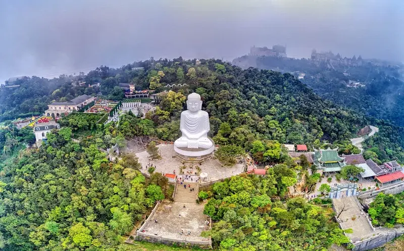 Chi&ecirc;m b&aacute;i ch&ugrave;a Linh Ứng B&agrave; N&agrave; linh thi&ecirc;ng tr&ecirc;n đỉnh n&uacute;i Ch&uacute;a 2