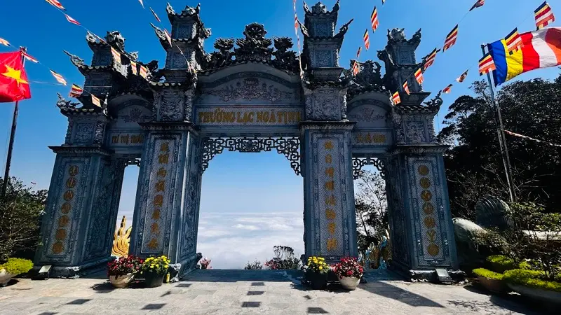 Chi&ecirc;m b&aacute;i ch&ugrave;a Linh Ứng B&agrave; N&agrave; linh thi&ecirc;ng tr&ecirc;n đỉnh n&uacute;i Ch&uacute;a 7