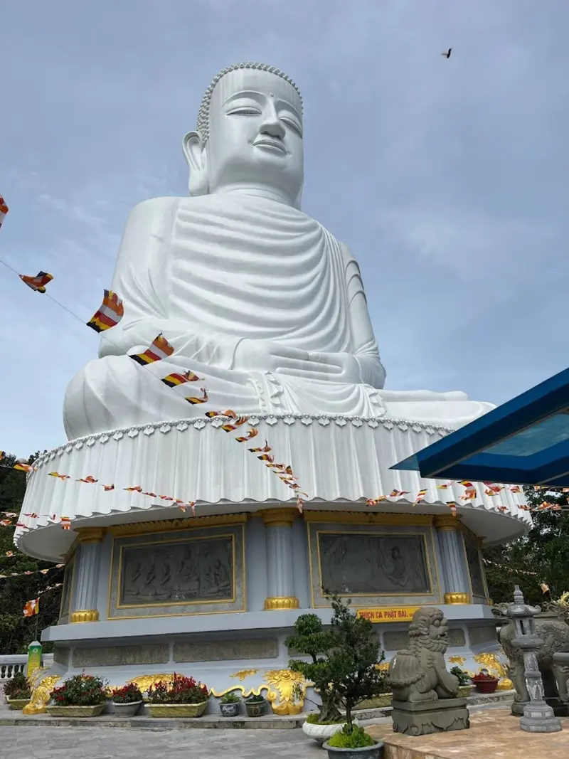 Chi&ecirc;m b&aacute;i ch&ugrave;a Linh Ứng B&agrave; N&agrave; linh thi&ecirc;ng tr&ecirc;n đỉnh n&uacute;i Ch&uacute;a 4