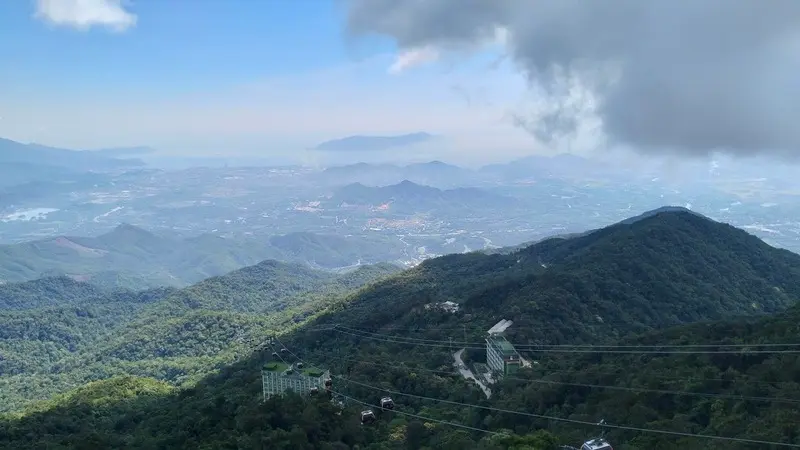 Chi&ecirc;m b&aacute;i ch&ugrave;a Linh Ứng B&agrave; N&agrave; linh thi&ecirc;ng tr&ecirc;n đỉnh n&uacute;i Ch&uacute;a 9