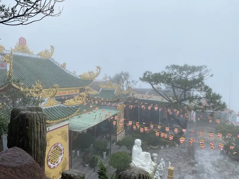 Chi&ecirc;m b&aacute;i ch&ugrave;a Linh Ứng B&agrave; N&agrave; linh thi&ecirc;ng tr&ecirc;n đỉnh n&uacute;i Ch&uacute;a 3
