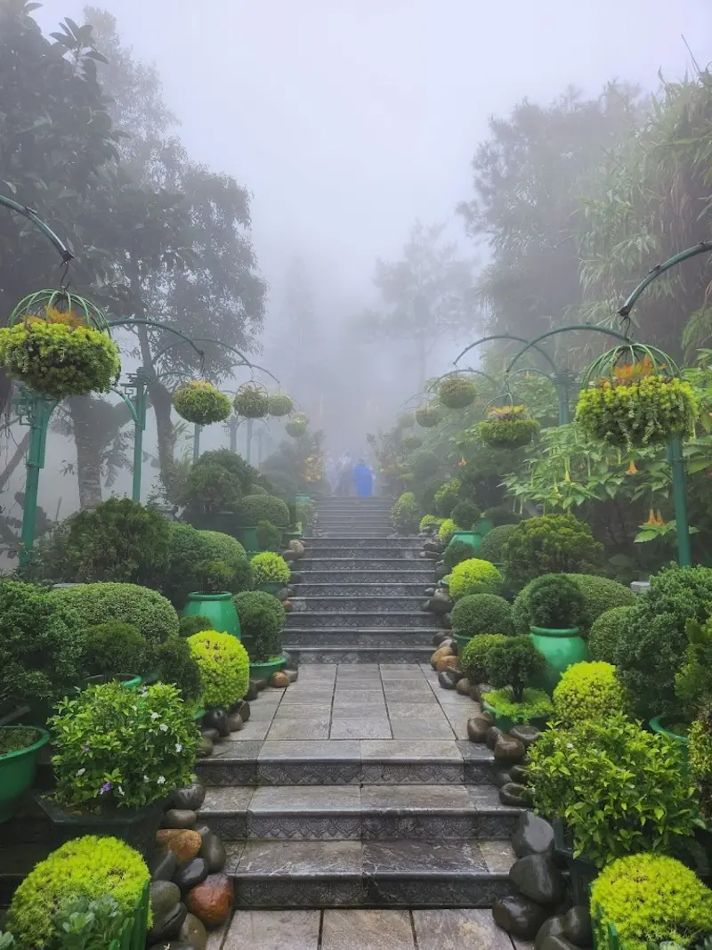 Chi&ecirc;m b&aacute;i ch&ugrave;a Linh Ứng B&agrave; N&agrave; linh thi&ecirc;ng tr&ecirc;n đỉnh n&uacute;i Ch&uacute;a 6