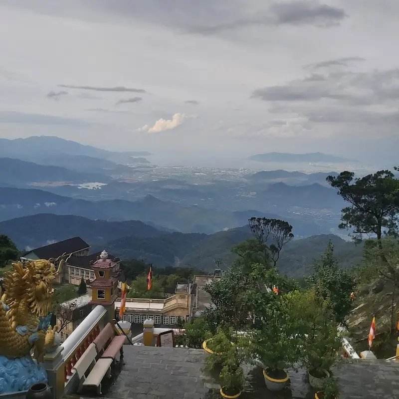 Chi&ecirc;m b&aacute;i ch&ugrave;a Linh Ứng B&agrave; N&agrave; linh thi&ecirc;ng tr&ecirc;n đỉnh n&uacute;i Ch&uacute;a 5