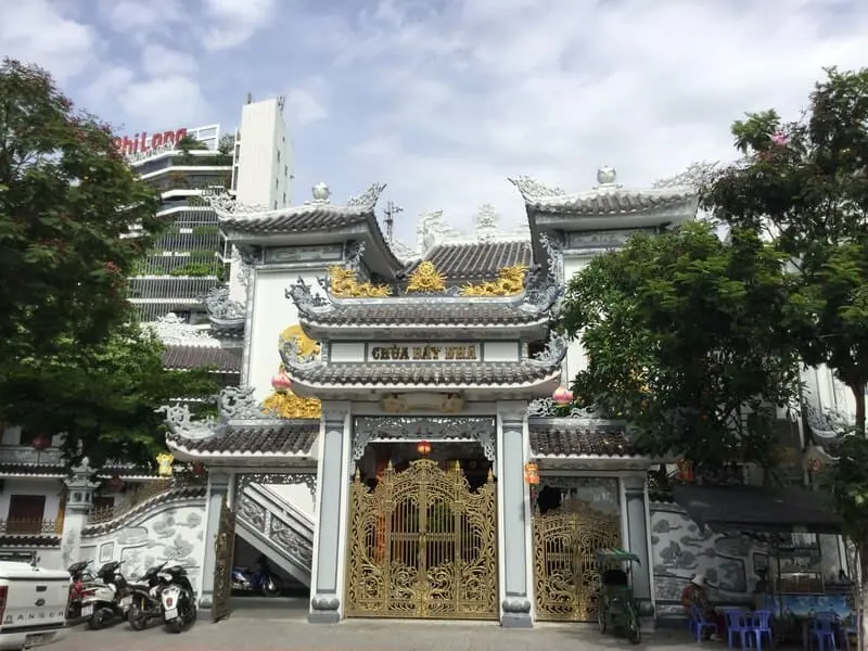 Ch&ugrave;a B&aacute;t Nh&atilde;, chốn cầu an thanh b&igrave;nh giữa l&ograve;ng Đ&agrave; th&agrave;nh 2