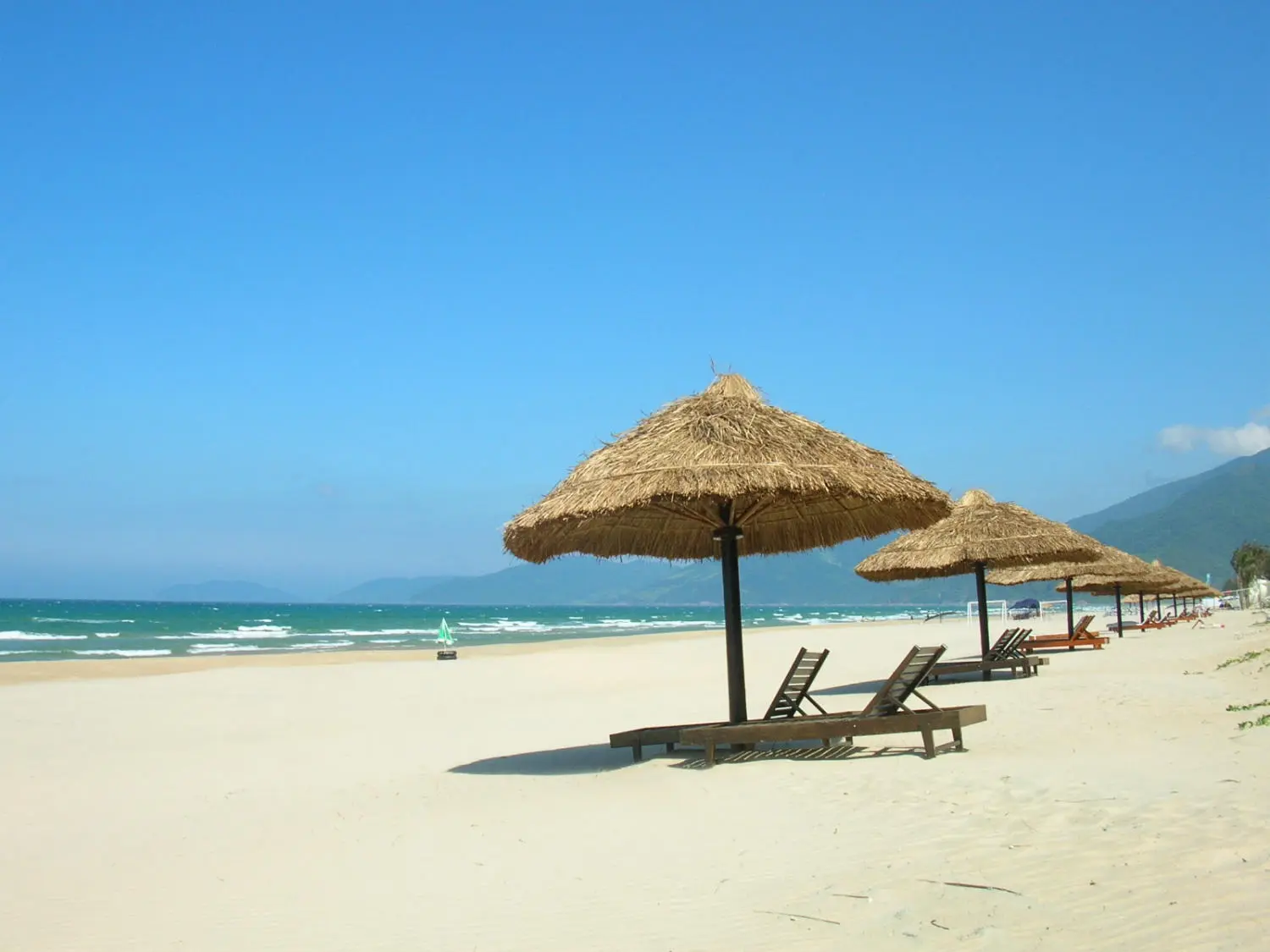 Đến biển Mỹ Kh&ecirc; Đ&agrave; Nẵng, lặng người ngắm nh&igrave;n 1 trong 6 b&atilde;i biển đẹp nhất h&agrave;nh tinh 4