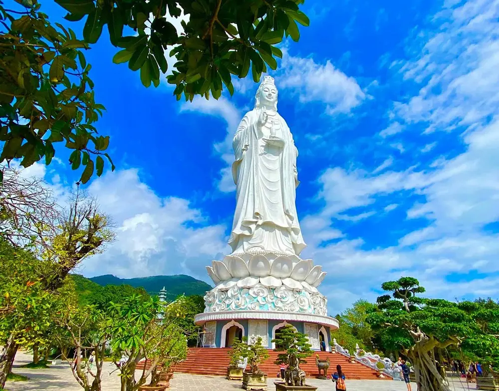 Gh&eacute; thăm ch&ugrave;a Linh Ứng Sơn Tr&agrave; - Điểm du lịch t&acirc;m linh tại Đ&agrave; Nẵng 6
