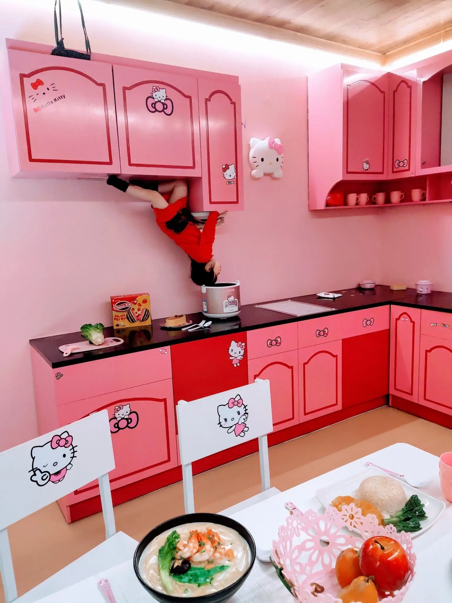 Quẩy banh n&oacute;c tại nh&agrave; đảo ngược, Upside down World Đ&agrave; Nẵng 15