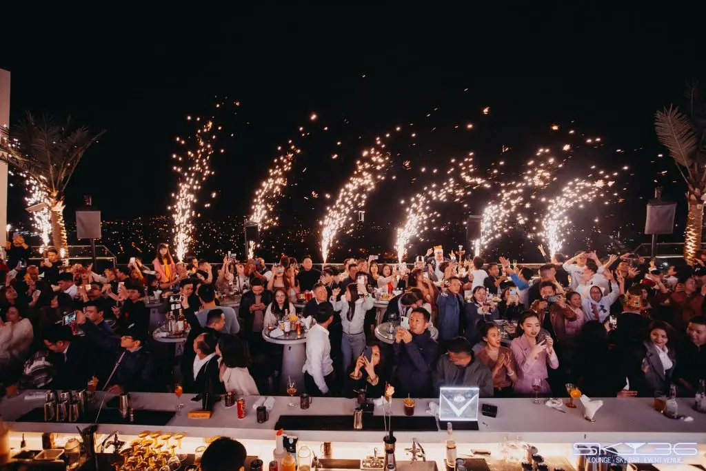 Quẩy hết m&igrave;nh tại Sky Bar 36 &ndash; Tọa độ giải tr&iacute; cao nhất Việt Nam 2