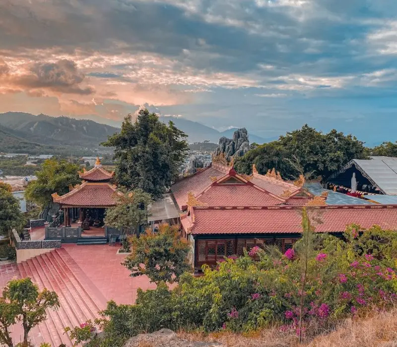 Top 14 ng&ocirc;i ch&ugrave;a Đ&agrave; Nẵng, c&otilde;i Phật linh thi&ecirc;ng giữa phố biển 17