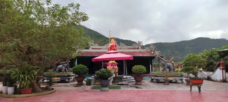 V&atilde;n cảnh ng&ocirc;i ch&ugrave;a Kh&ocirc;ng T&ecirc;n cổ k&iacute;nh linh thi&ecirc;ng tại Đ&agrave; Nẵng 2