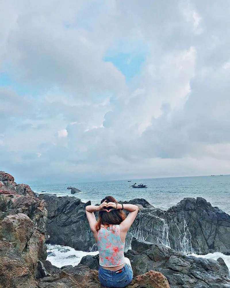 Vi vu Ghềnh B&agrave;ng đẹp tựa thi&ecirc;n đường biển tại Đ&agrave; Nẵng 2
