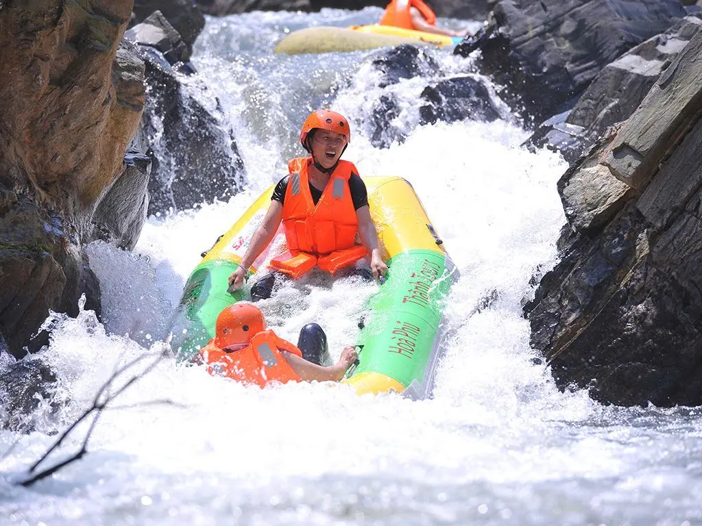 X&otilde;a banh n&oacute;c với trải nghiệm trượt th&aacute;c d&agrave;i 3km th&oacute;t tim ở Th&aacute;c nước H&ograve;a Ph&uacute; Th&agrave;nh, Đ&agrave; Nẵng 4