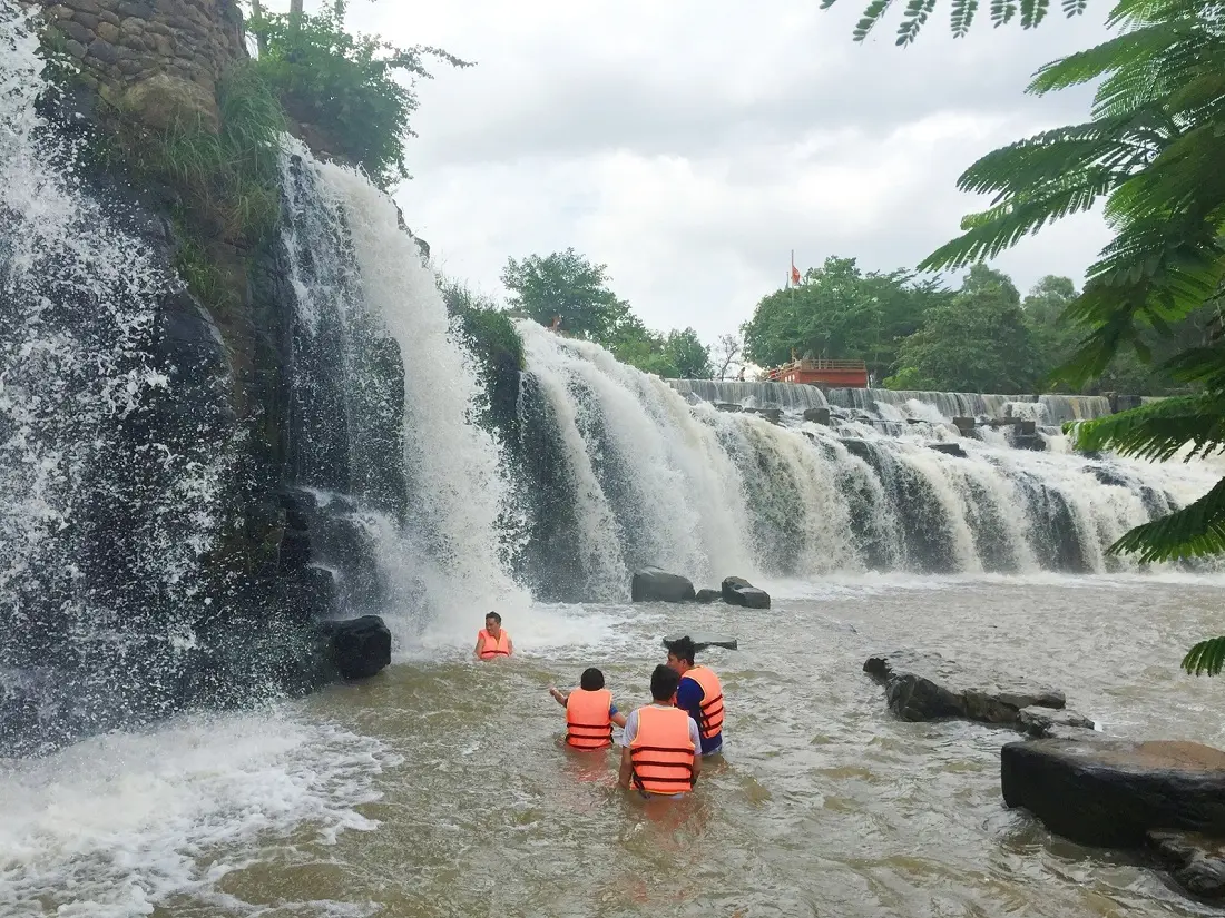 X&otilde;a banh n&oacute;c với trải nghiệm trượt th&aacute;c d&agrave;i 3km th&oacute;t tim ở Th&aacute;c nước H&ograve;a Ph&uacute; Th&agrave;nh, Đ&agrave; Nẵng 8