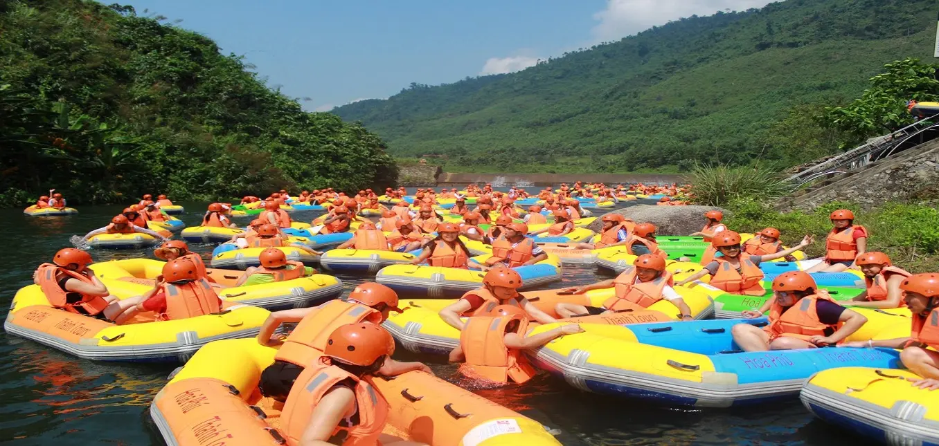 Xõa banh nóc với trải nghiệm trượt thác dài 3km thót tim ở Thác nước Hòa Phú Thành, Đà Nẵng