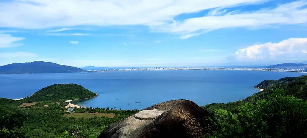 Chênh vênh giữa thiên nhiên bạt ngàn Đèo Hải Vân tại Hòn Cụ Rùa Đà Nẵng