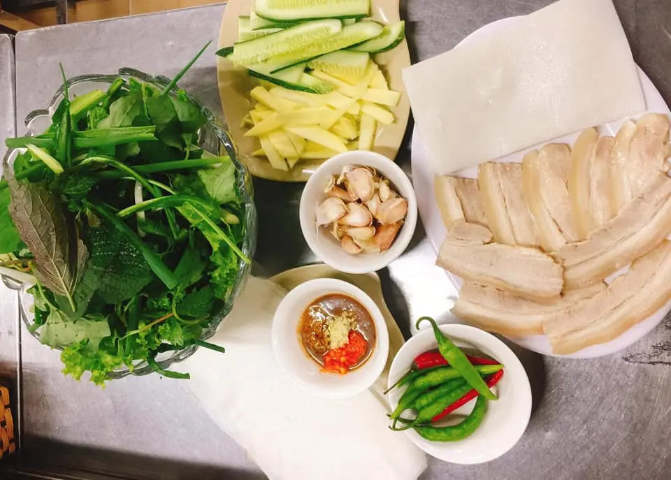 B&aacute;nh tr&aacute;ng cuốn thịt heo chợ Cồn - M&oacute;n ăn l&ocirc;i cuốn qua nhiều thế hệ ở Đ&agrave; Nẵng 8