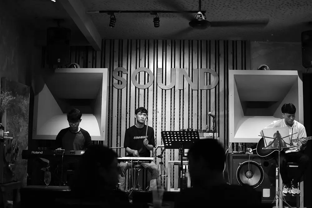 Ch&igrave;m đắm trong thế giới &acirc;m nhạc cực đỉnh với những qu&aacute;n cafe acoustic Đ&agrave; Nẵng si&ecirc;u xịn 6