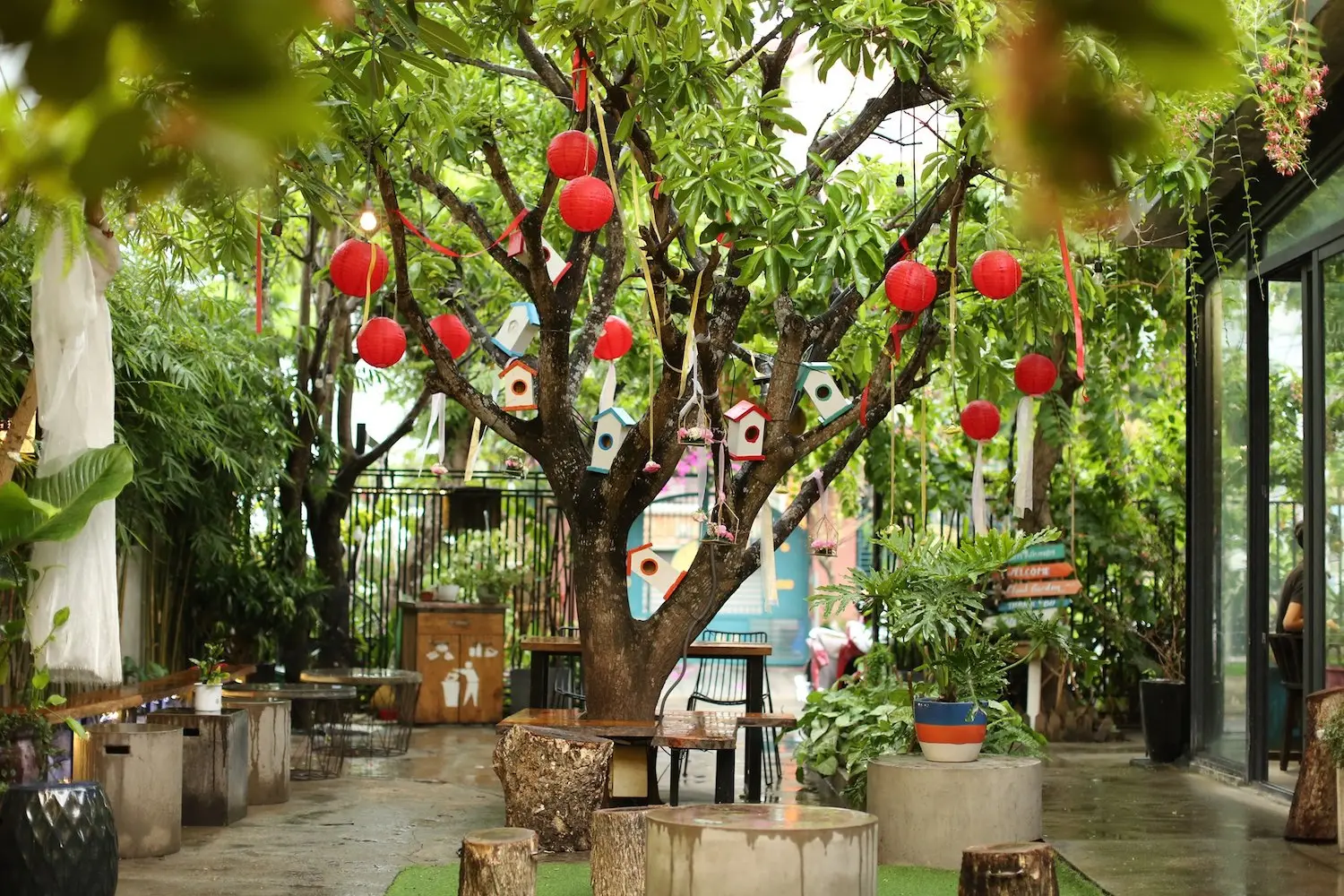 Cloud Garden Coffee Shop &ndash; Trải nghiệm c&agrave; ph&ecirc; hồ c&aacute; Koi lạ mắt tại Đ&agrave; Nẵng 3