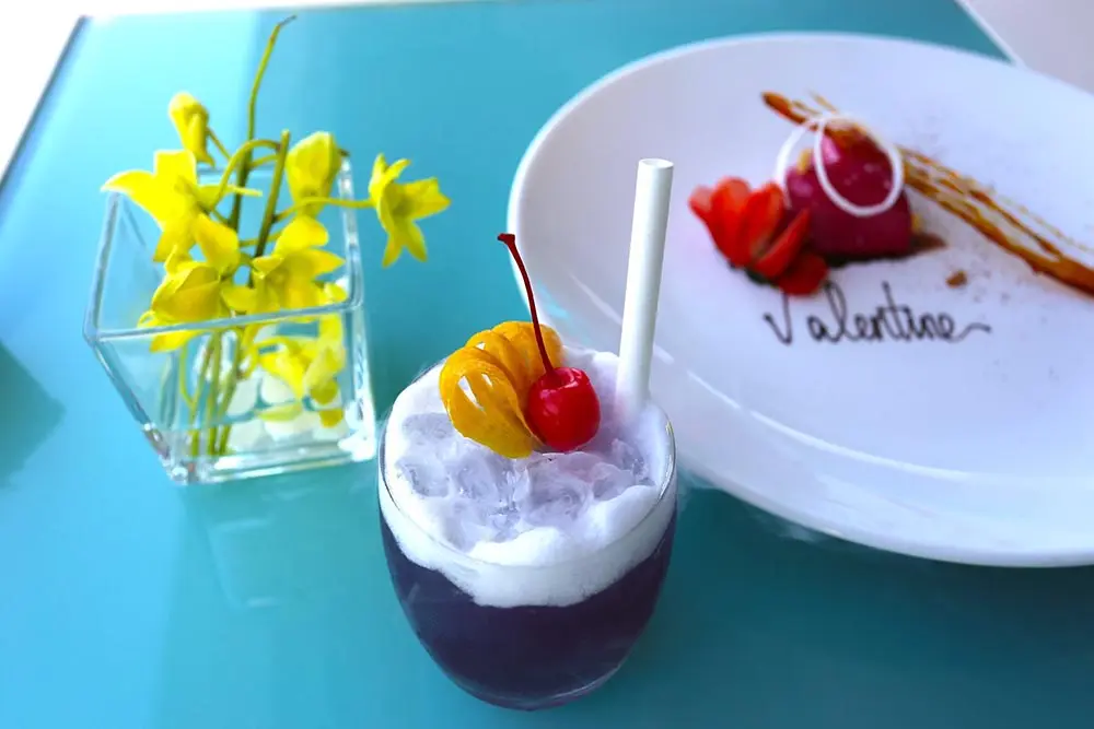 Đến Cafe A La Carte Đ&agrave; Nẵng vừa thưởng tr&agrave; vừa ngắm to&agrave;n cảnh th&agrave;nh phố biển từ tr&ecirc;n cao 8