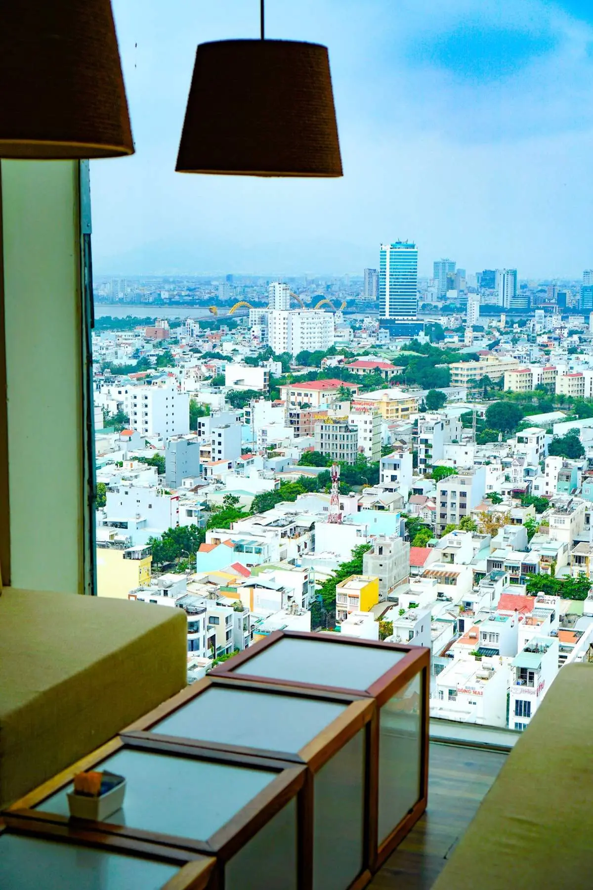 Đến Cafe A La Carte Đ&agrave; Nẵng vừa thưởng tr&agrave; vừa ngắm to&agrave;n cảnh th&agrave;nh phố biển từ tr&ecirc;n cao 5