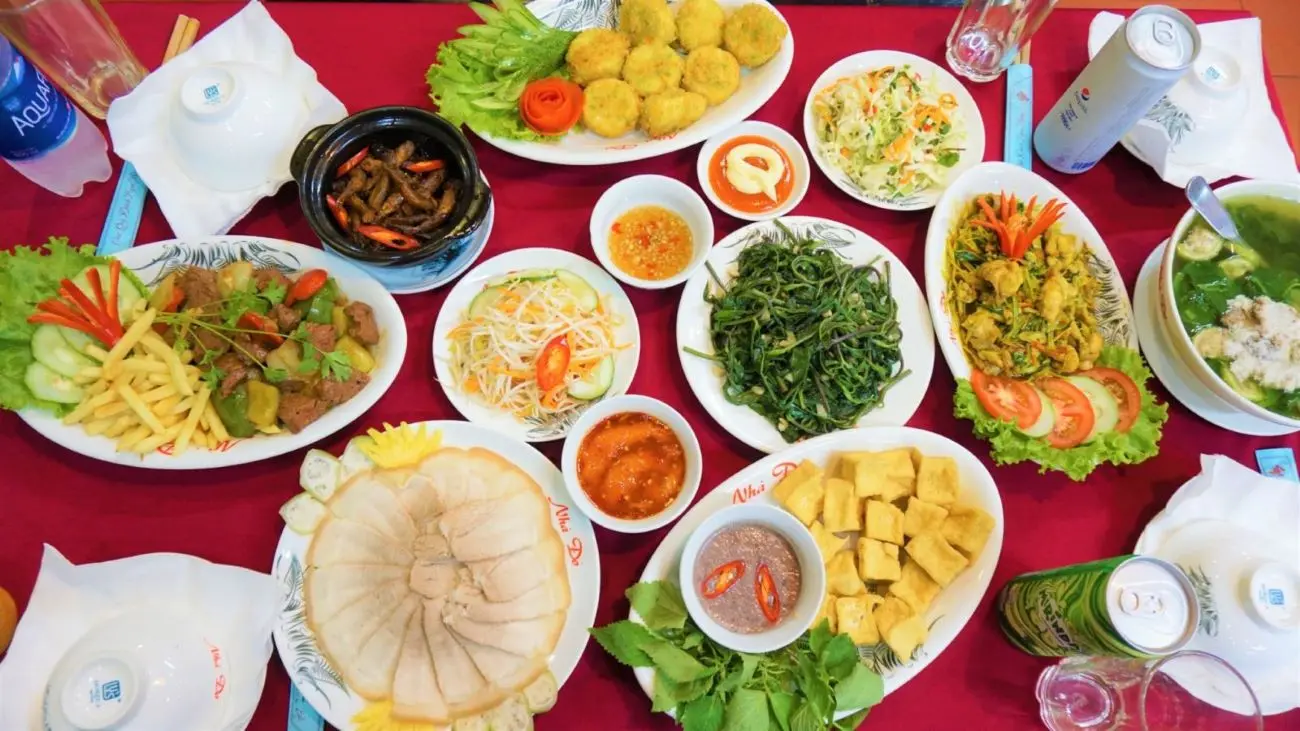 D&ugrave;ng bữa tại Cơm ni&ecirc;u Nh&agrave; Đỏ Đ&agrave; Nẵng để t&igrave;m lại dư vị qu&ecirc; hương 9