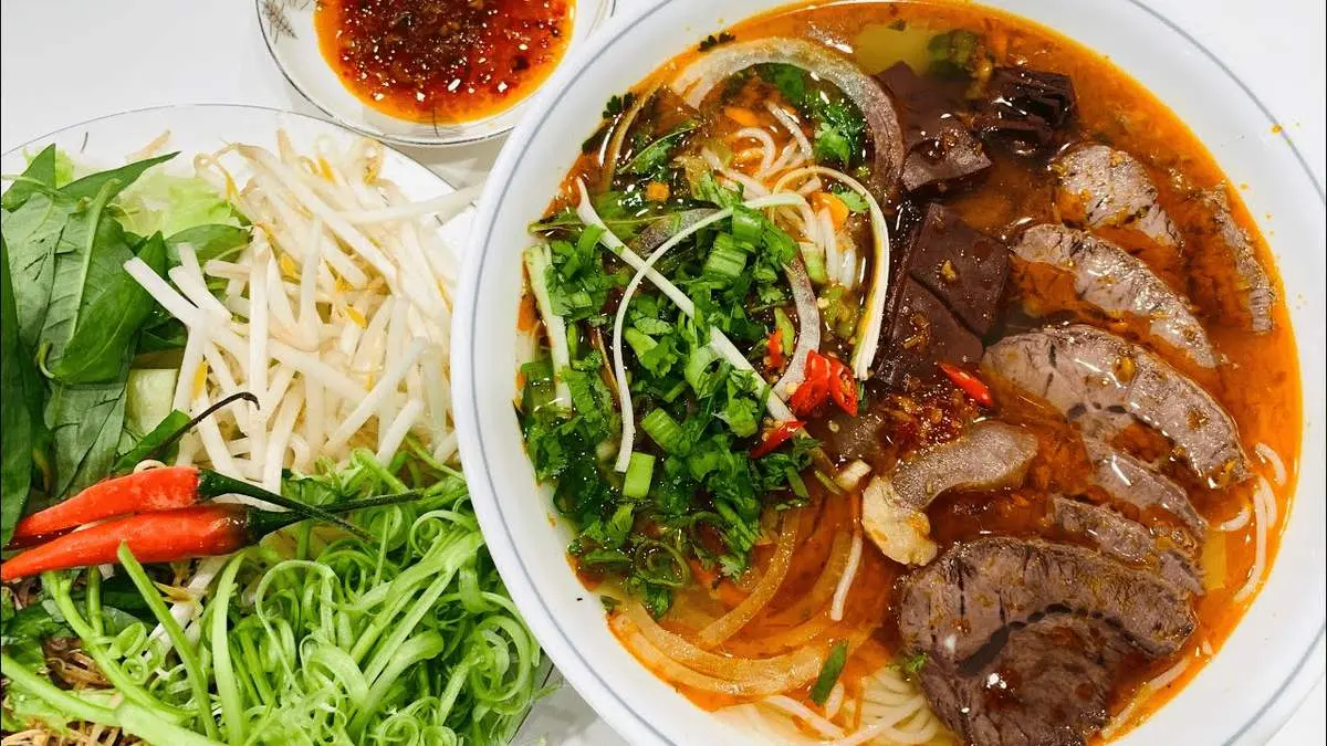 M&ecirc; mẩn B&uacute;n b&ograve; Huế b&agrave; Thương thơm ngon nức tiếng 2