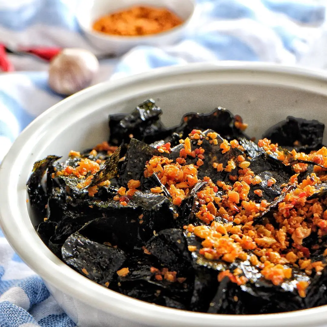 Rong biển ch&aacute;y tỏi Đ&agrave; Nẵng - M&oacute;n ăn vặt được c&aacute;c t&iacute;n đồ s&agrave;nh ăn ưa chuộng 2