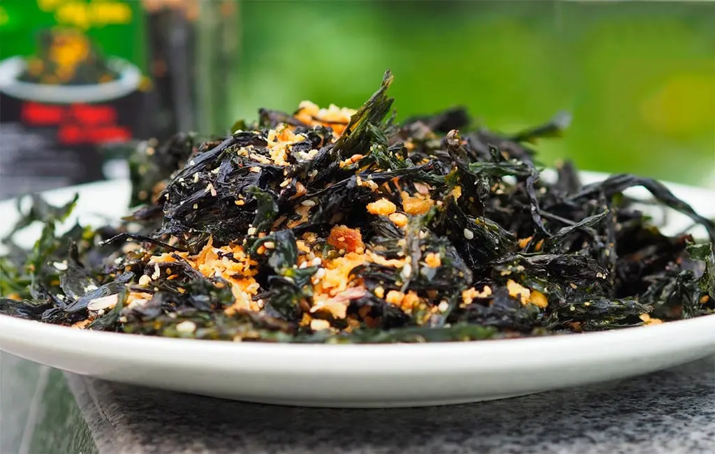 Rong biển ch&aacute;y tỏi Đ&agrave; Nẵng - M&oacute;n ăn vặt được c&aacute;c t&iacute;n đồ s&agrave;nh ăn ưa chuộng 3