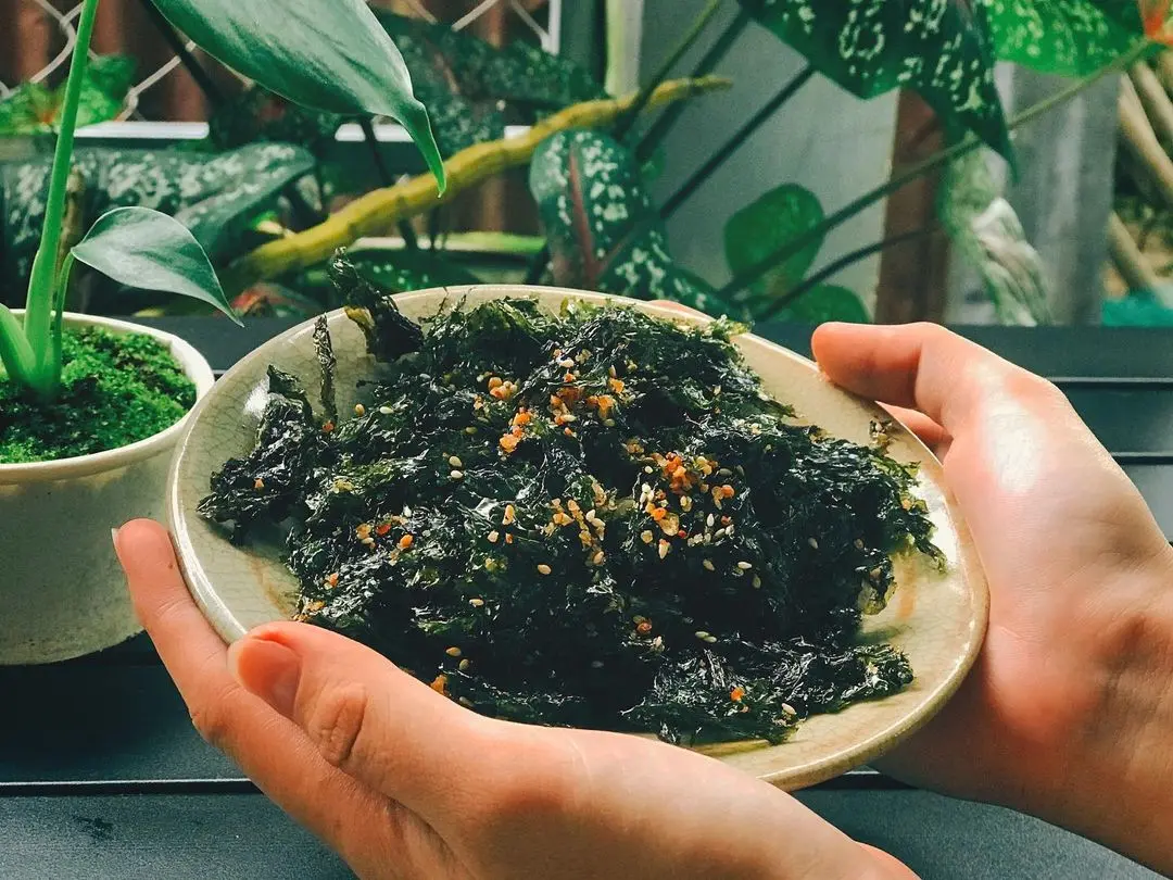 Rong biển ch&aacute;y tỏi Đ&agrave; Nẵng - M&oacute;n ăn vặt được c&aacute;c t&iacute;n đồ s&agrave;nh ăn ưa chuộng 6