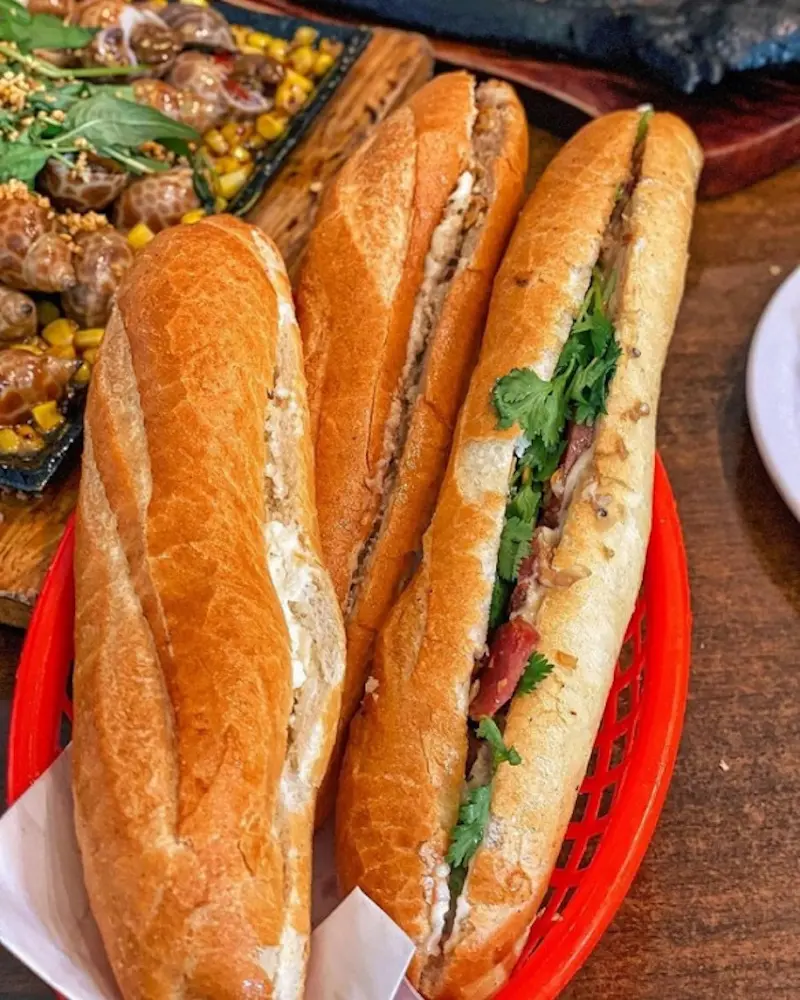 Săn l&ugrave;ng 10 qu&aacute;n b&aacute;nh m&igrave; que Đ&agrave; Nẵng nổi tiếng ăn l&agrave; ghiền 4