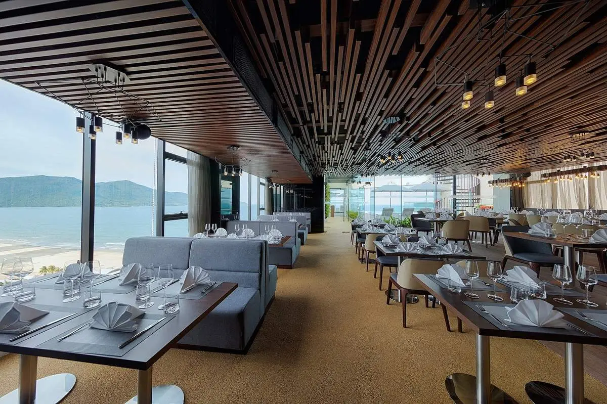 Sky View Restaurant - Nh&agrave; h&agrave;ng l&atilde;ng mạn l&yacute; tưởng cho c&aacute;c cặp đ&ocirc;i tại Đ&agrave; Nẵng 2