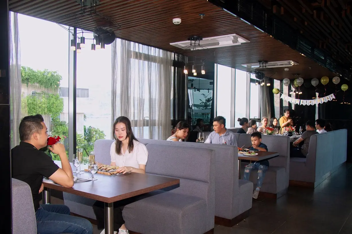 Sky View Restaurant - Nh&agrave; h&agrave;ng l&atilde;ng mạn l&yacute; tưởng cho c&aacute;c cặp đ&ocirc;i tại Đ&agrave; Nẵng 3