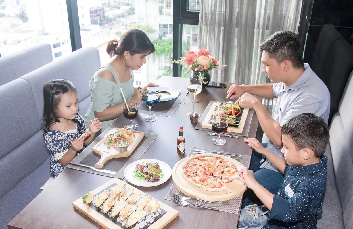 Sky View Restaurant - Nh&agrave; h&agrave;ng l&atilde;ng mạn l&yacute; tưởng cho c&aacute;c cặp đ&ocirc;i tại Đ&agrave; Nẵng 9