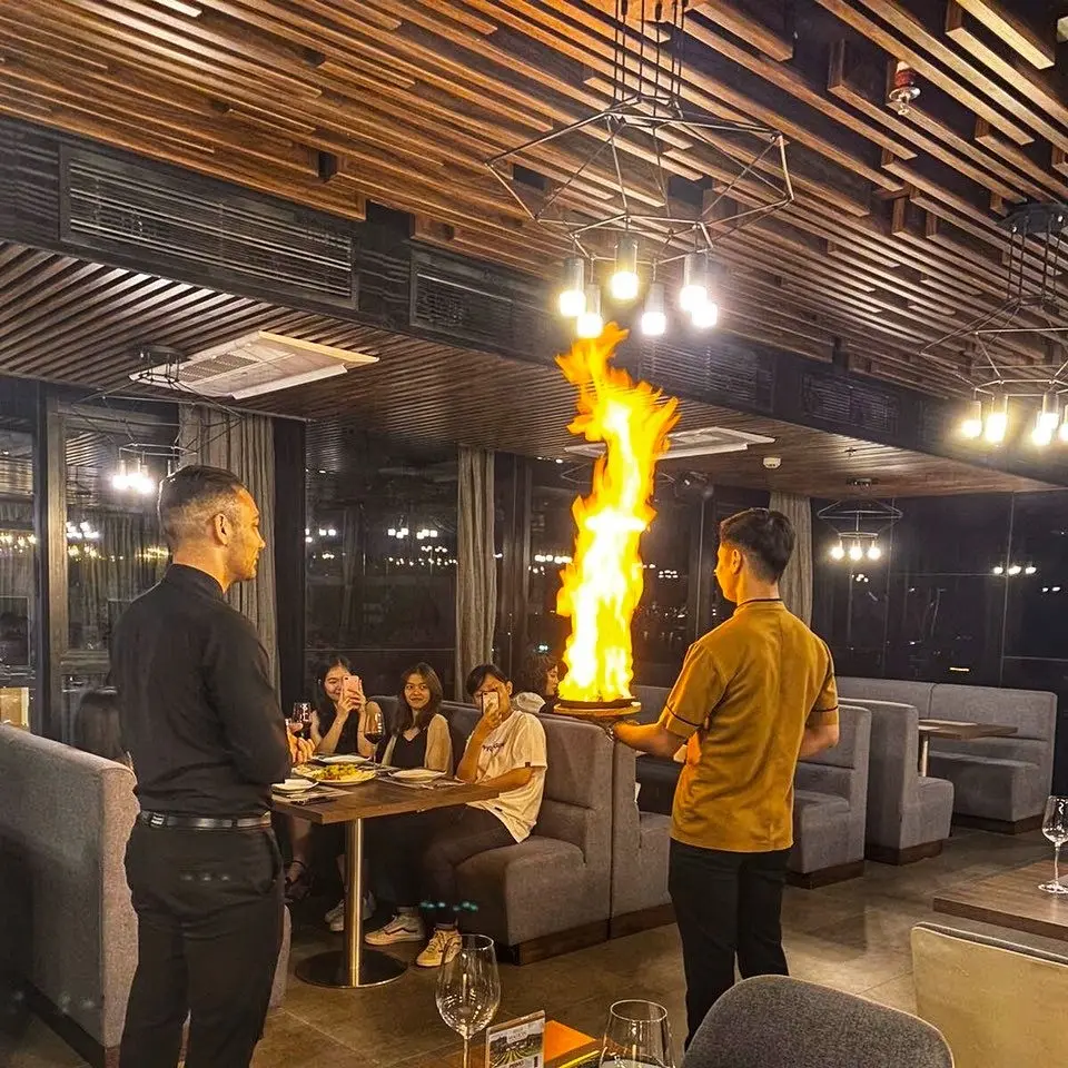 Sky View Restaurant - Nh&agrave; h&agrave;ng l&atilde;ng mạn l&yacute; tưởng cho c&aacute;c cặp đ&ocirc;i tại Đ&agrave; Nẵng 12