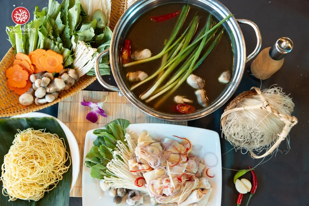Tại sao kh&ocirc;ng n&ecirc;n bỏ lỡ nh&agrave; h&agrave;ng hải sản Ngọc Hương? 10