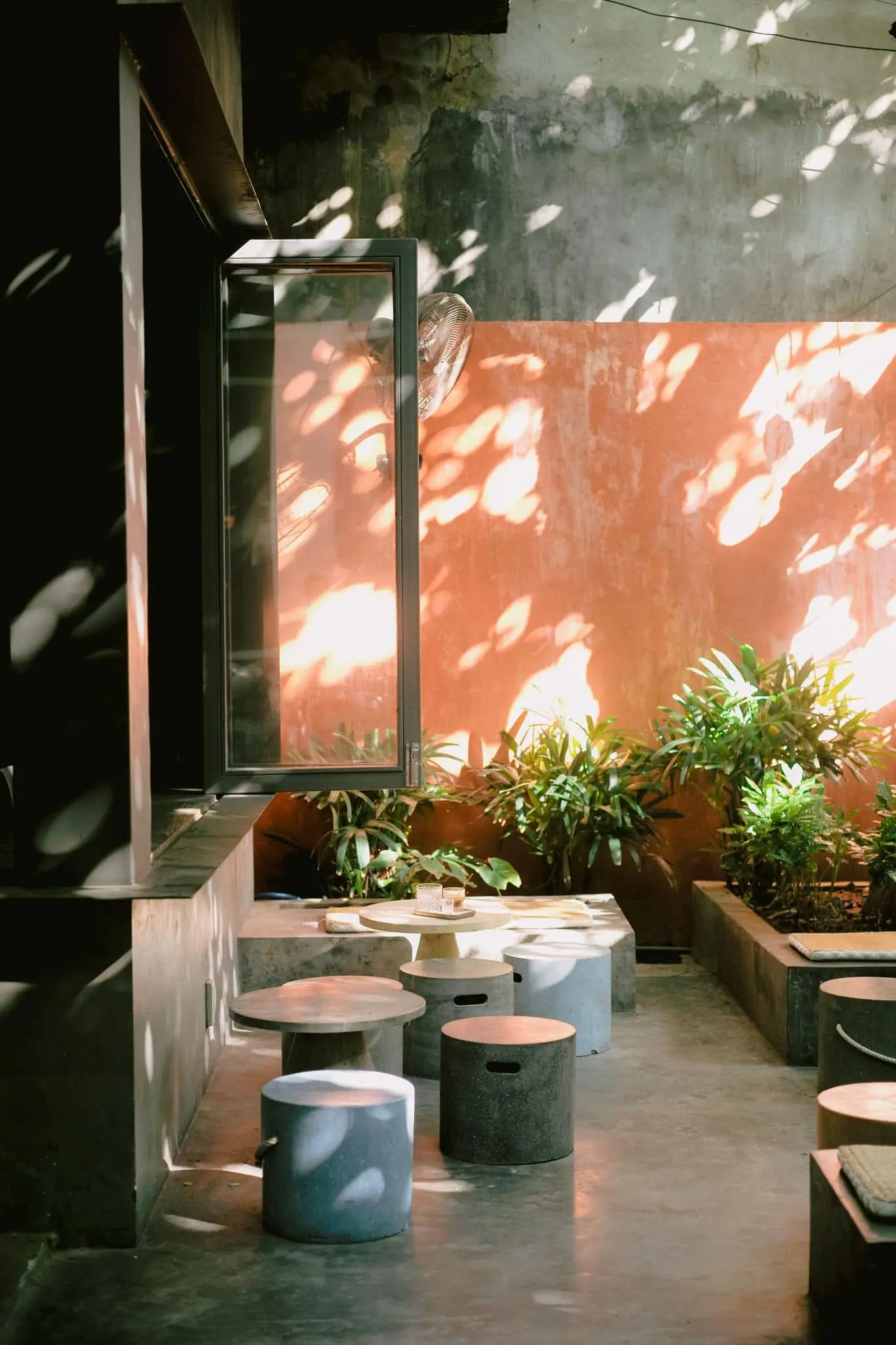 The 59 Caf&eacute; &ndash; Qu&aacute;n caf&eacute; n&uacute;p hẻm với vẻ đẹp ho&agrave;i cổ đặc biệt 15