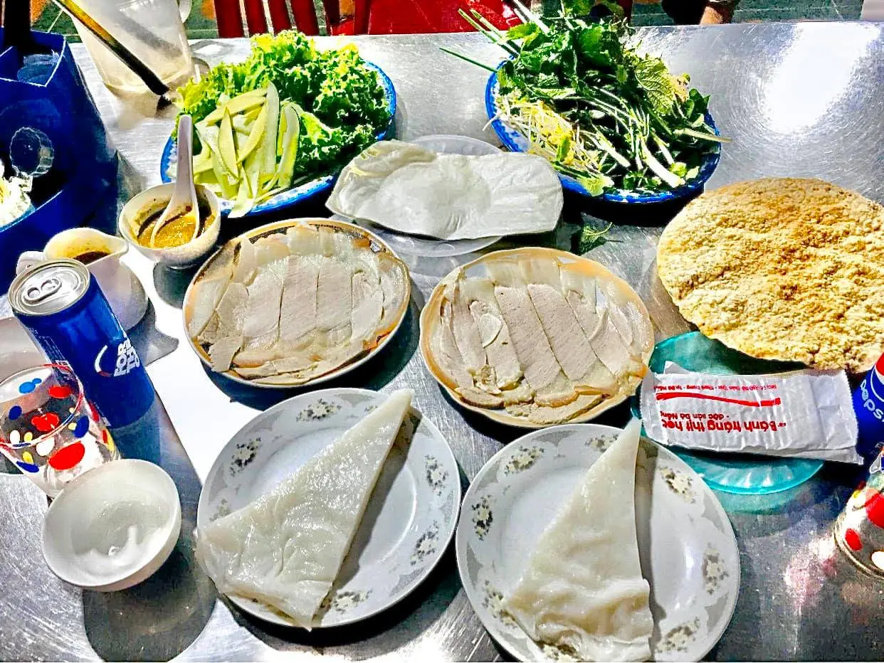 Thưởng thức hương vị ngon kh&oacute; cưỡng tại Qu&aacute;n Mậu - Đặc sản b&aacute;nh tr&aacute;ng cuốn thịt heo Đ&agrave; Nẵng 7