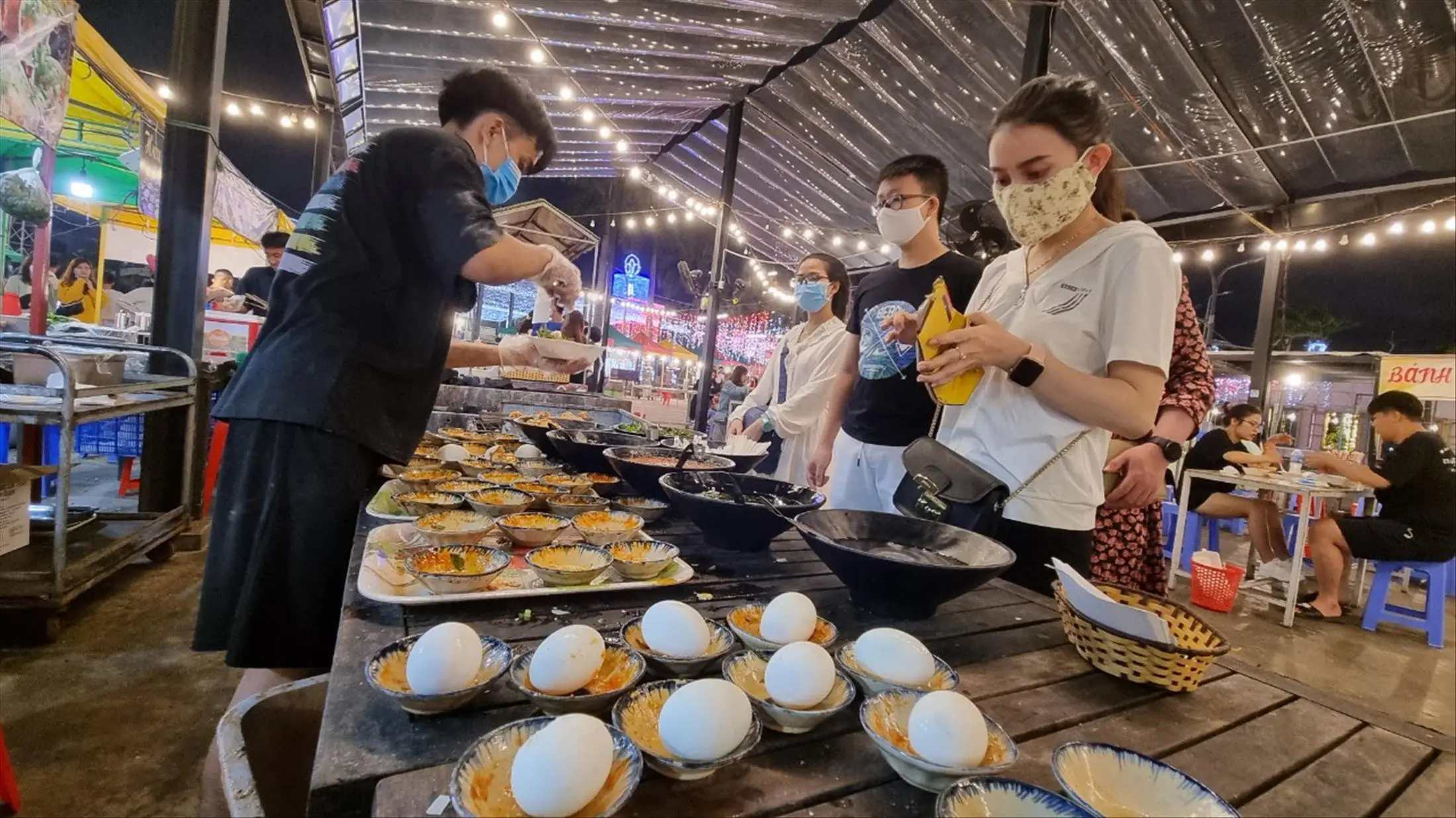 Top 6 khu chợ ăn đ&ecirc;m nổi tiếng tại Đ&agrave; Nẵng m&agrave; bạn kh&ocirc;ng n&ecirc;n bỏ qua 2